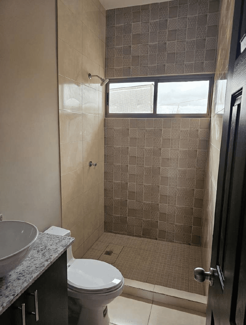 Baño de vivienda en Residencial Buenavista