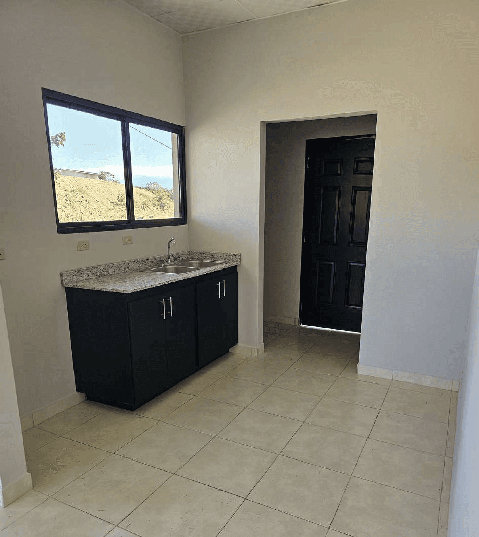 Cocina y entrada de vivienda en Residencial Buenavista
