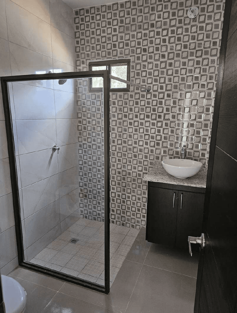 Baño terminado de vivienda en Residencial Buenavista