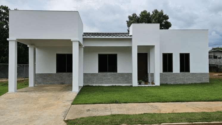 Exterior lateral de vivienda en Residencial Buenavista